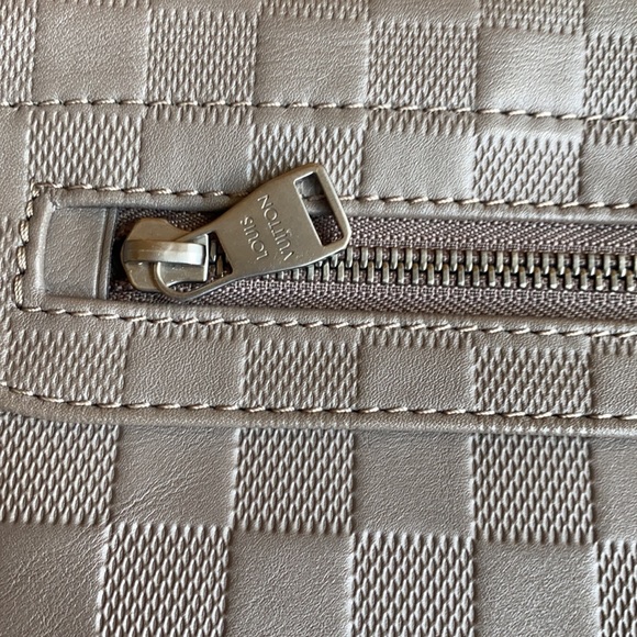 Louis Vuitton grey leather messenger bag - Picture 8 of 16